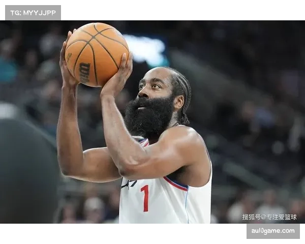 哈登狄龙开局口角冲突，裁判及时介入化解风波